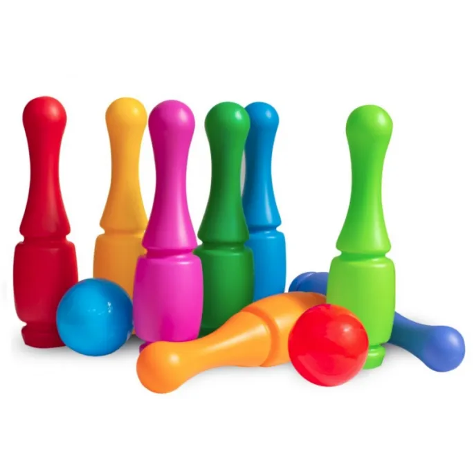 Dziecko gra w kręgle z kolorowymi kulami i kręglami