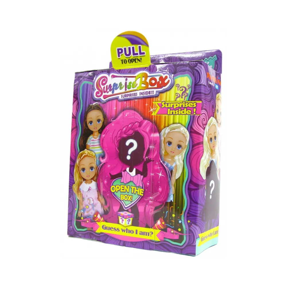 Zestaw niespodzianka z laleczką i akcesoriami w kolorowym opakowaniu.