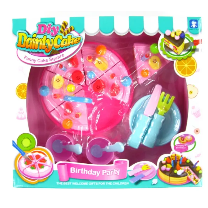 Tort urodzinowy z akcesoriami do krojenia