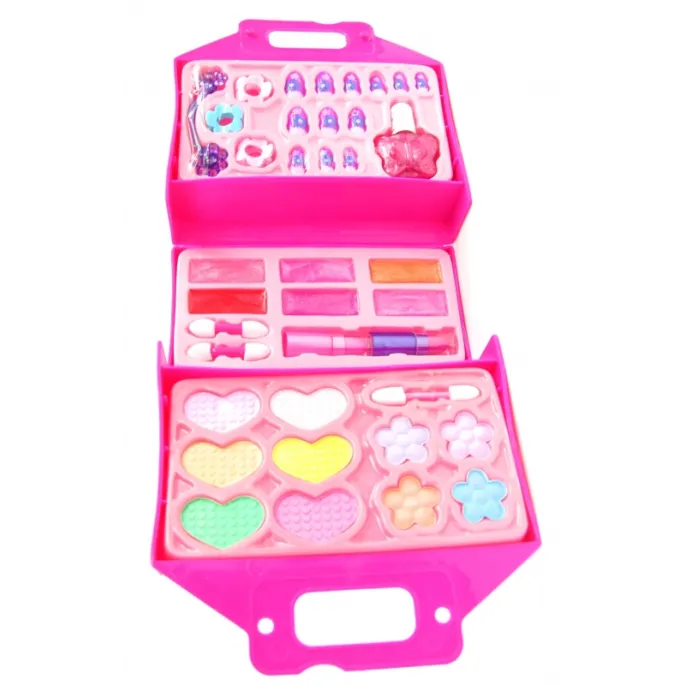 Praktyczny zestaw kosmetyków dla małych miłośniczek wizażu.