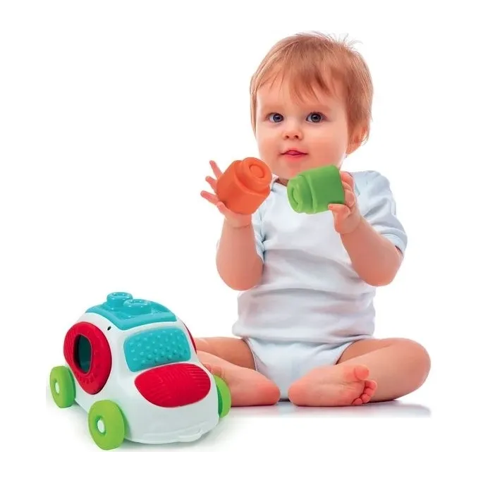 Boczne okna umożliwiają dzieciom wkładanie klocków do autka.