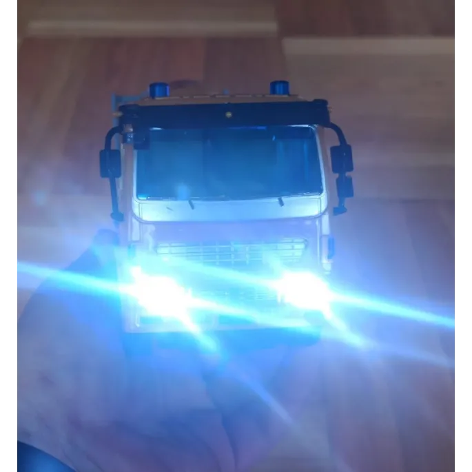 Zabawka samochód betoniarka z efektem świetlnym.