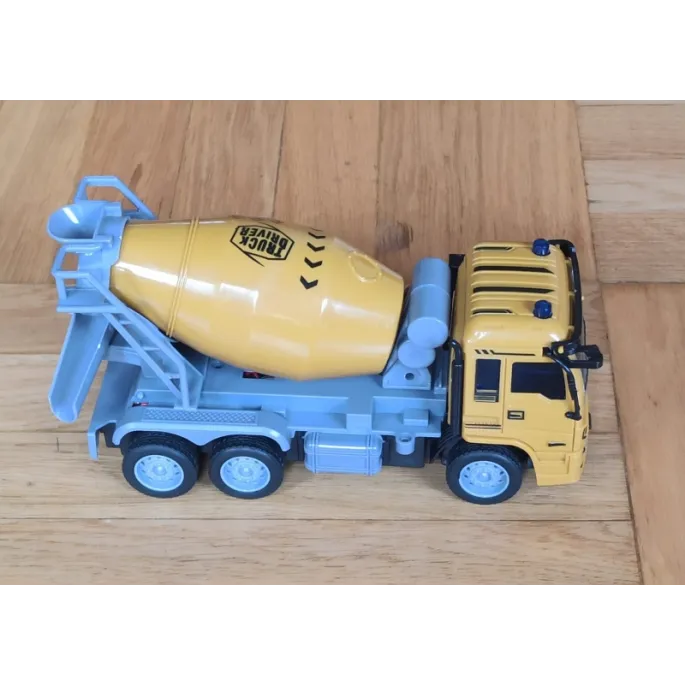 Ruchomy bęben betoniarki do transportu zabawek.
