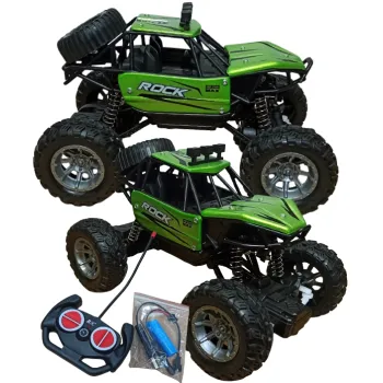 Zielony Monster Truck RC podczas jazdy w terenie