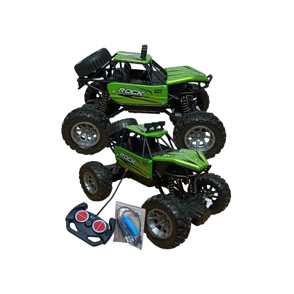 Zielony Monster Truck RC podczas jazdy w terenie