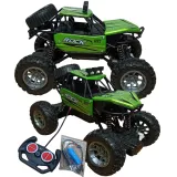 Zielony Monster Truck RC podczas jazdy w terenie