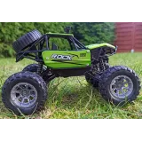 Ujęcie z bliska na Monster Trucka z białą diodą LED