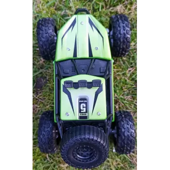 Autko terenowe RC z pilotem i akcesoriami obok zestawu