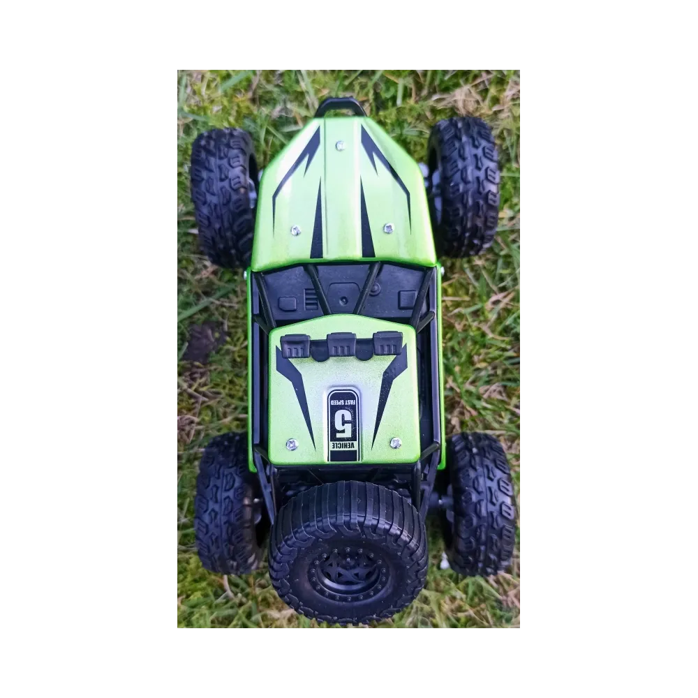 Autko terenowe RC z pilotem i akcesoriami obok zestawu