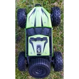 Autko terenowe RC z pilotem i akcesoriami obok zestawu