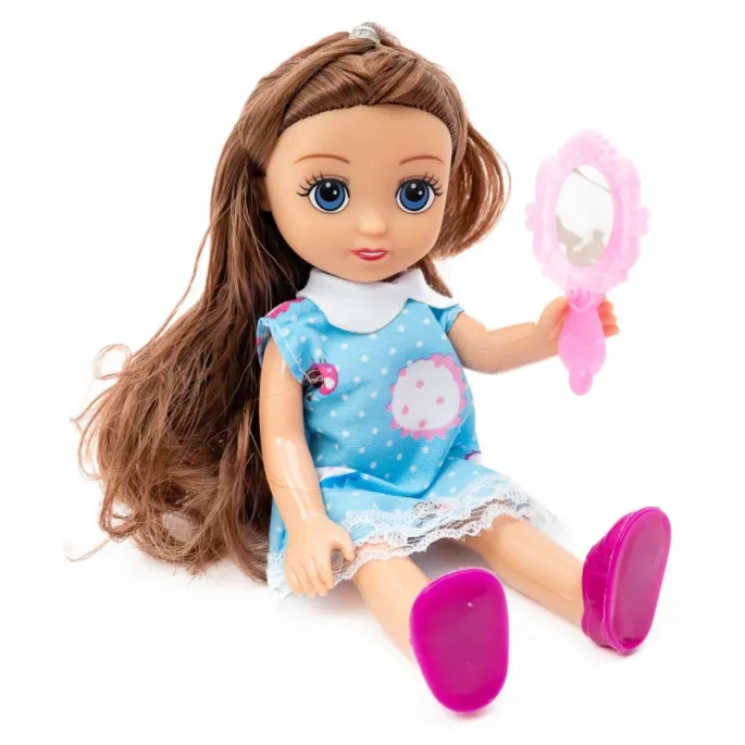 Lalka brunetka z zestawem modnych ubrań.