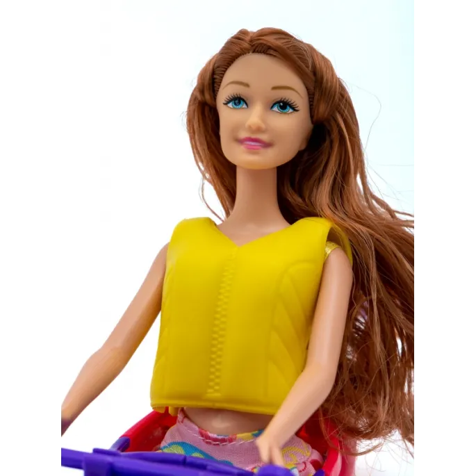 Kajak z lalką Kaibibi gotowy do przygody