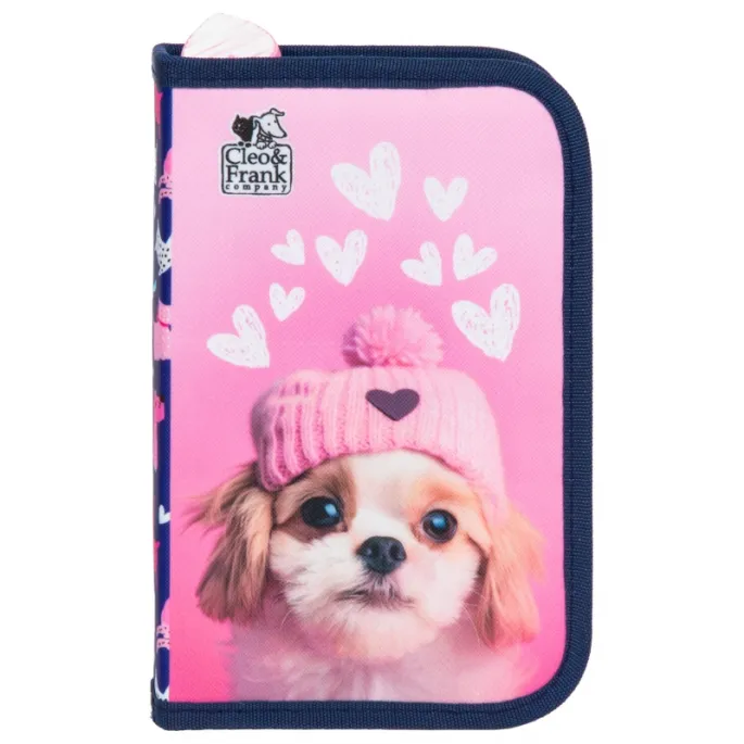 Piórnik w kształcie pieska z praktycznym wyposażeniem szkolnym.