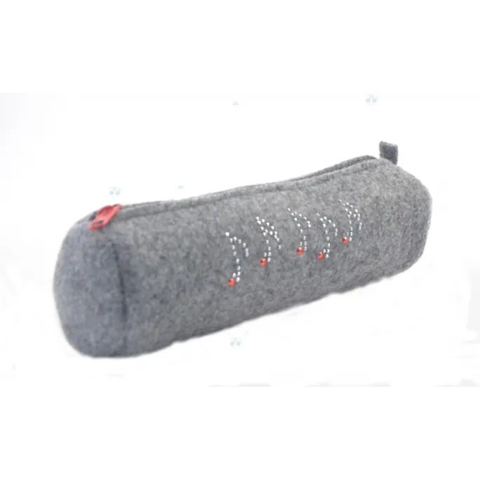 Stylowy piórnik w tubie z filcu dla uczniów.