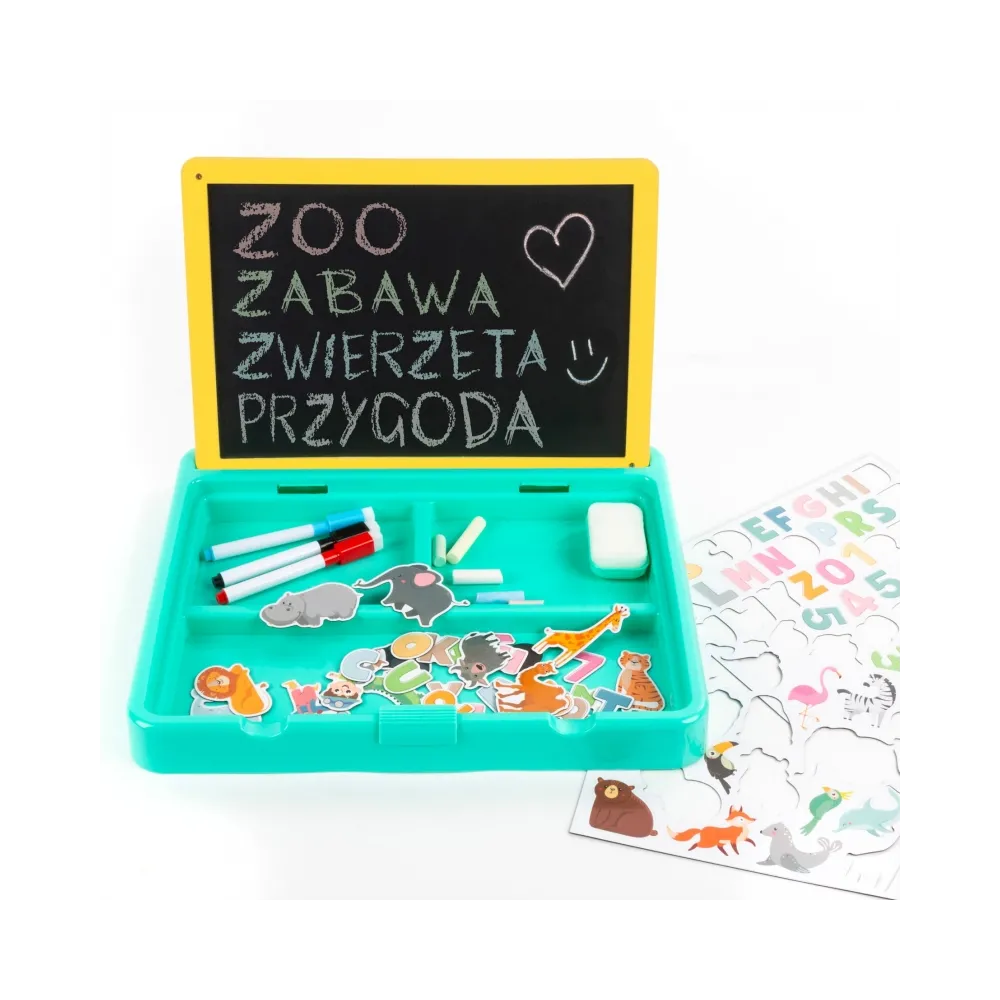 Biała i czarna tablica z akcesoriami, które rozwijają umiejętności manualne.