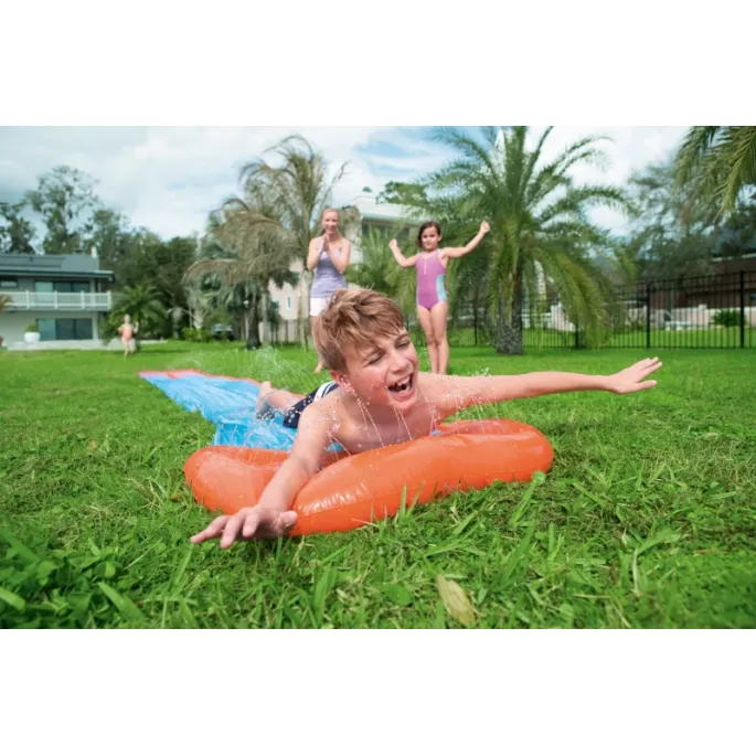 Dzieci bawiące się na ślizgawce wodnej Bestway.