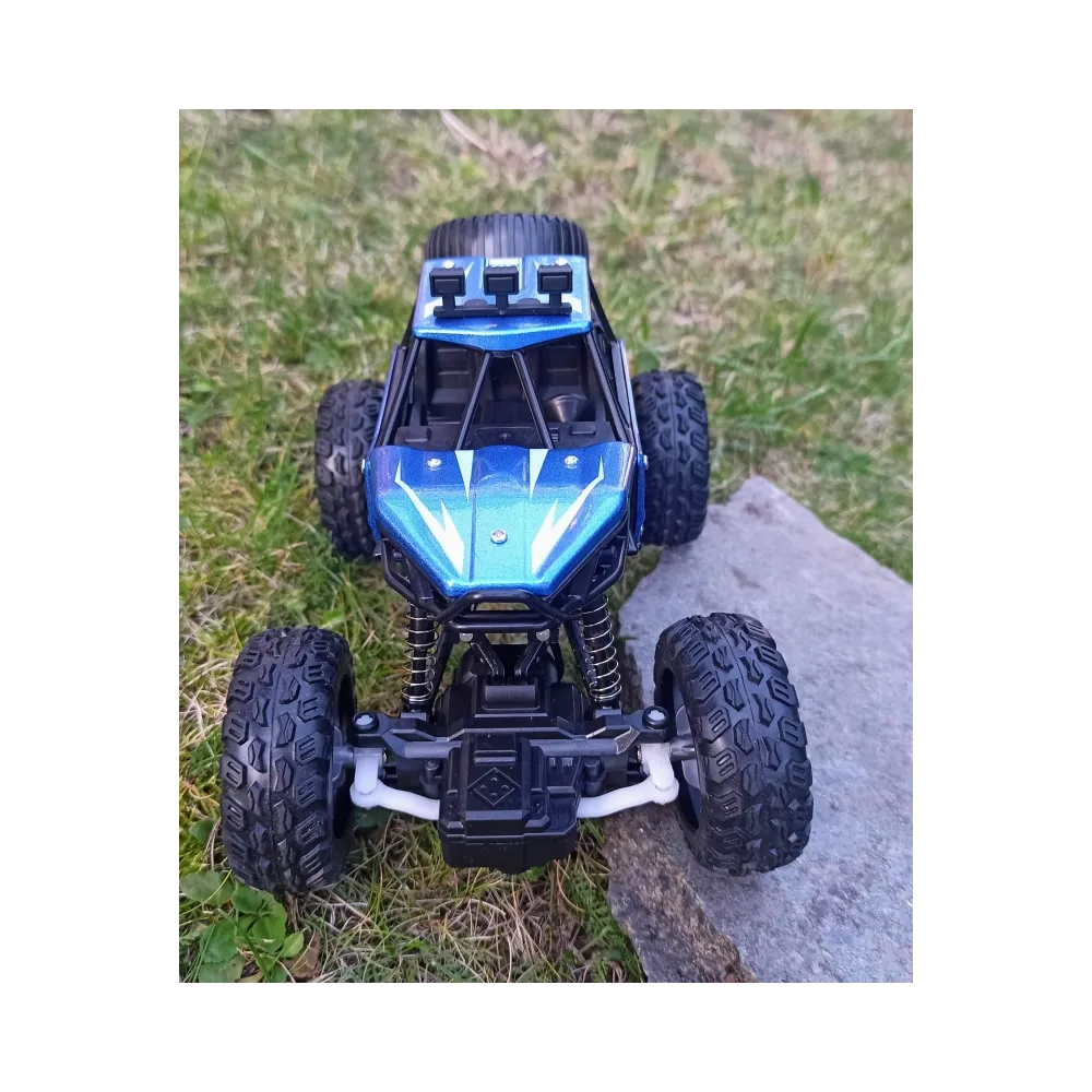 Zbliżenie na niebieskie autko RC Monster Truck do jazdy terenowej