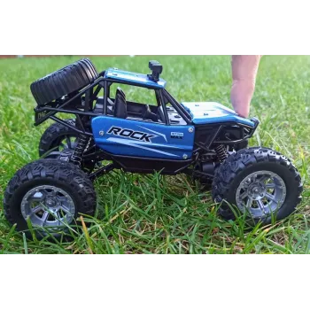 Widok pojazdu RC Monster Truck z diodami LED podczas jazdy