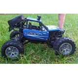Widok pojazdu RC Monster Truck z diodami LED podczas jazdy