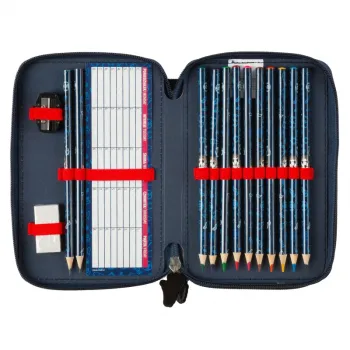 Funkcjonalny piórnik dla młodych piłkarzy z wyposażeniem