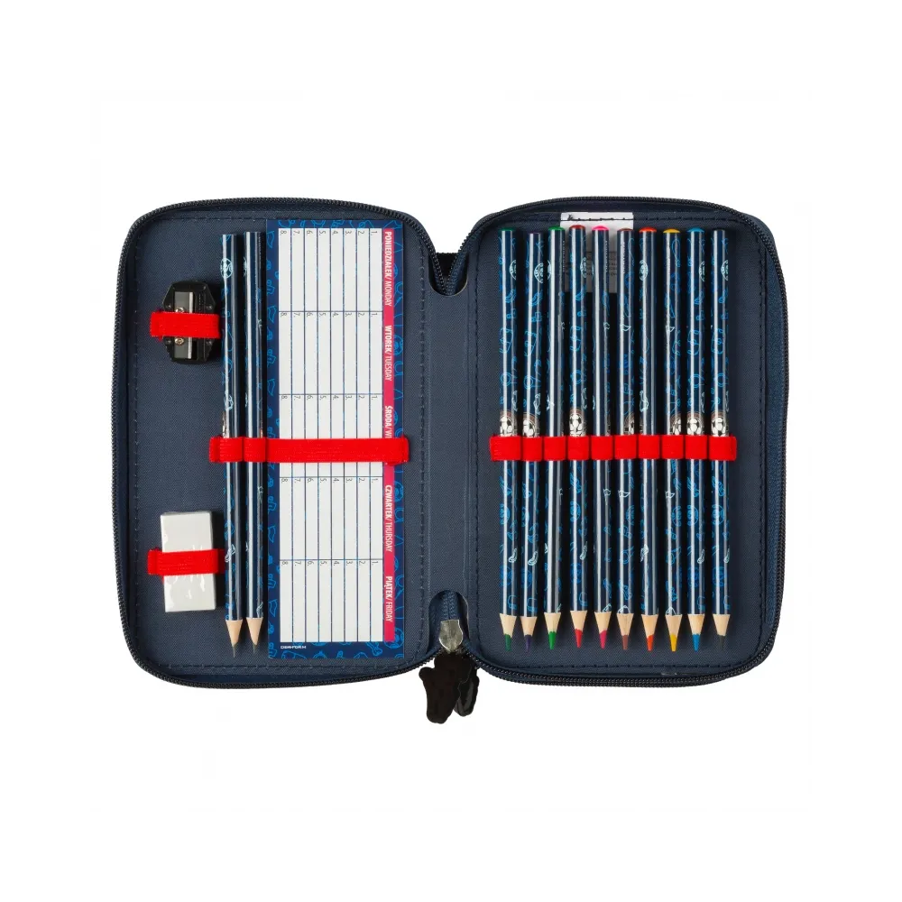 Funkcjonalny piórnik dla młodych piłkarzy z wyposażeniem