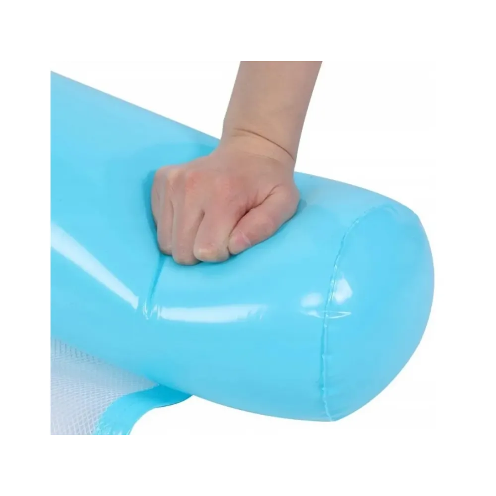 Dmuchany materac do relaksu na wodzie w letnie dni