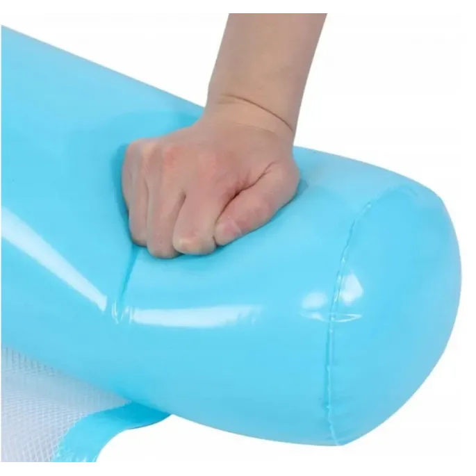 Dmuchany materac do relaksu na wodzie w letnie dni