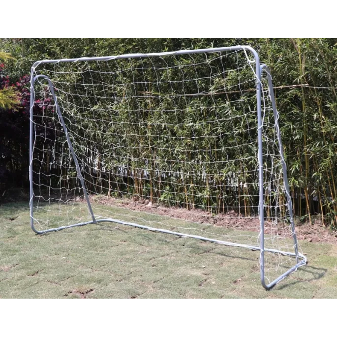 Stabilna bramka ze stalowych rurek, idealna do zabawy na zewnątrz.