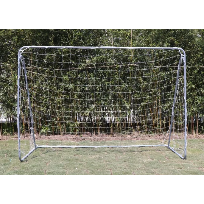 Dzieci grają w piłkę - bramka odporna na warunki atmosferyczne.