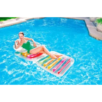 Idealny materac na wakacje nad wodą