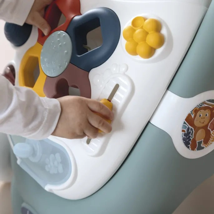 Dostosowany do zabawy w stojącej i siedzącej pozycji