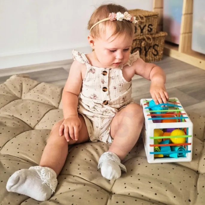 Sorter z klockami do nauki kolorów i kształtów dla maluchów.