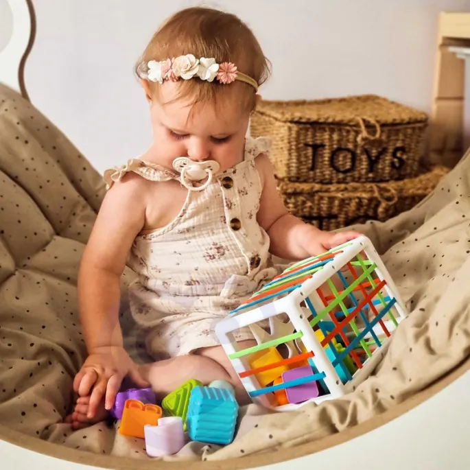 Zabawa w sortowanie klocków pobudzająca ciekawość dzieci.