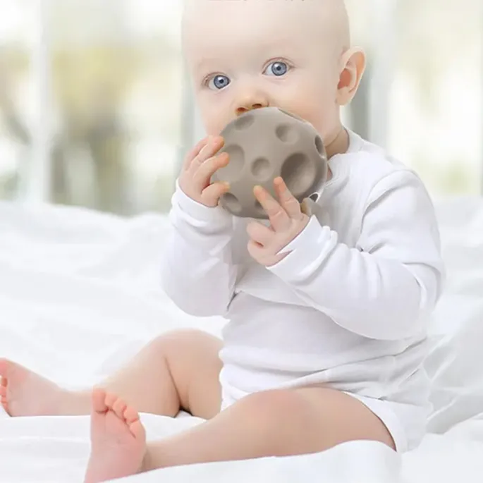 Dziecko bawi się klockami wydając dźwięki