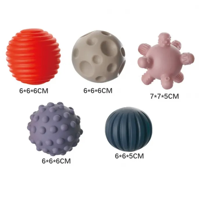 Różnorodne faktury klocków wspierają zmysł dotyku