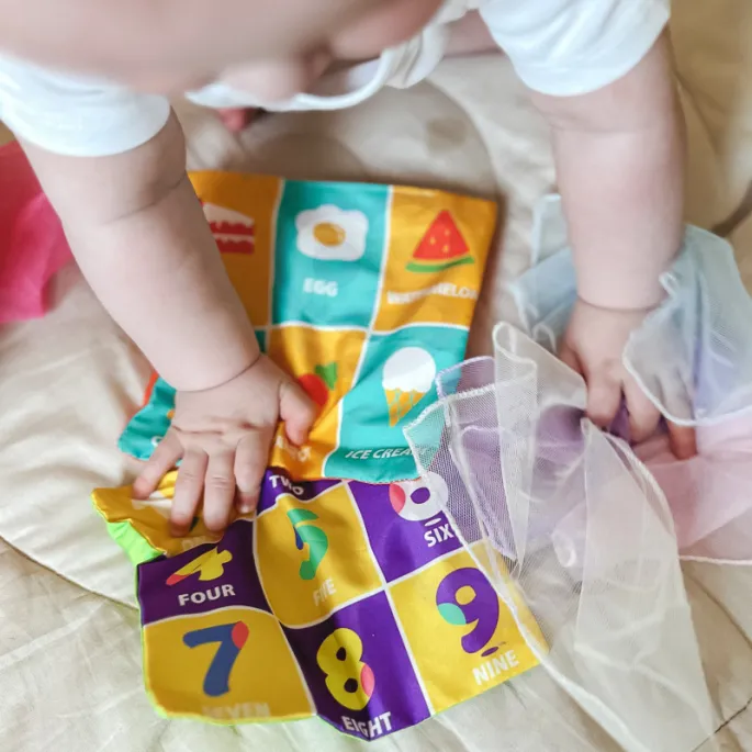 Sensoryczne pudełeczko z chusteczkami w kolorach.