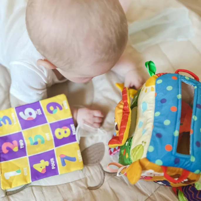 Interaktywna zabawka z motywami zwierząt.