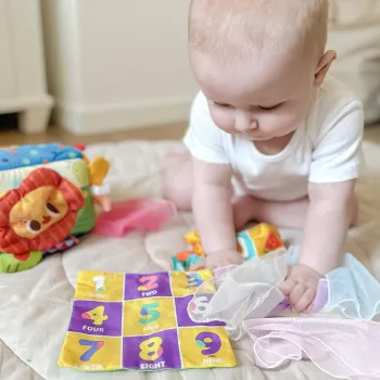 WOOPIE BABY Zabawka Edukacyjna Sensoryczna Pudełeczko Chusteczek