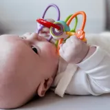 Kolorowy gryzak z grzechotką do rozwoju zmysłów u malucha