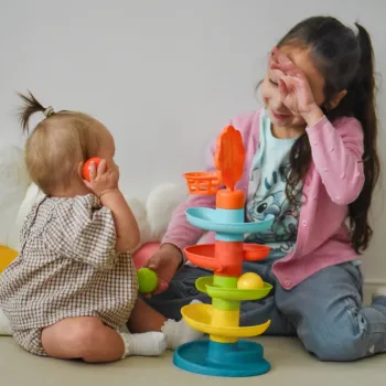 Zjeżdżalnia kulkowa z grzechoczącymi piłkami