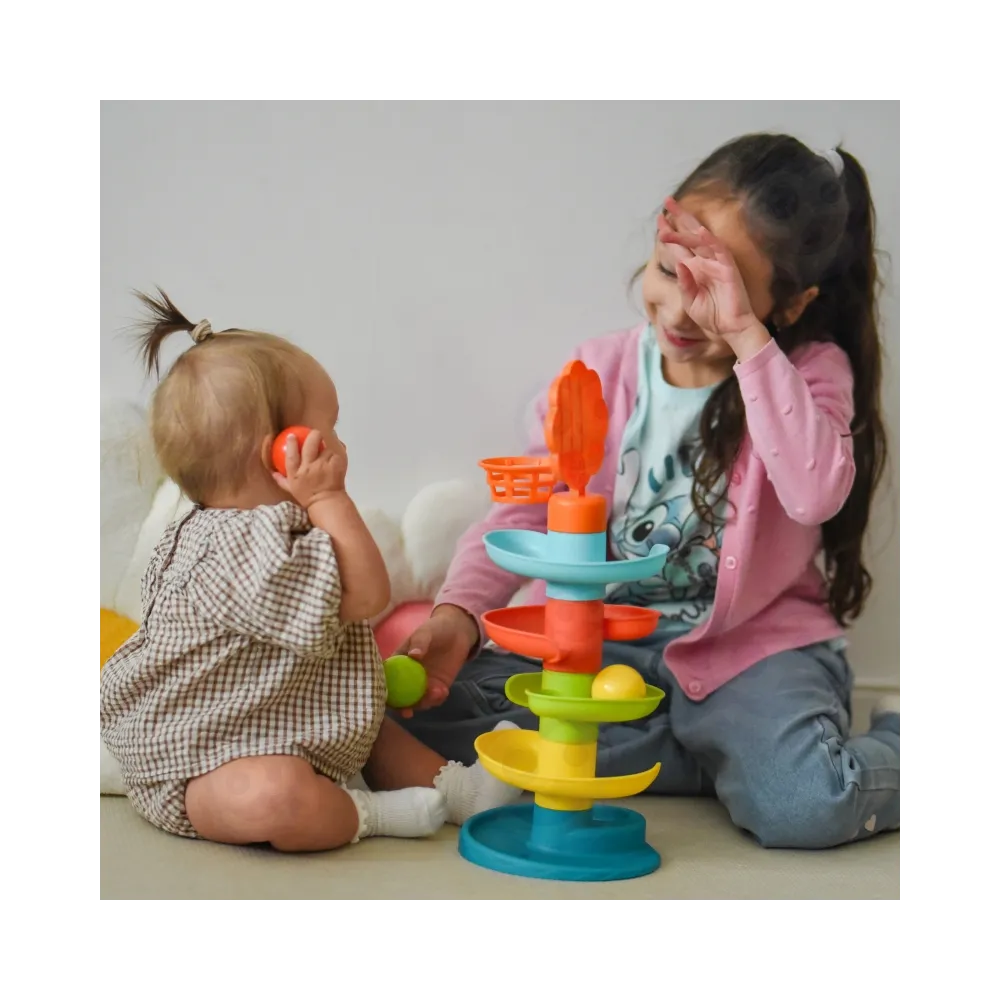 Zjeżdżalnia kulkowa z grzechoczącymi piłkami