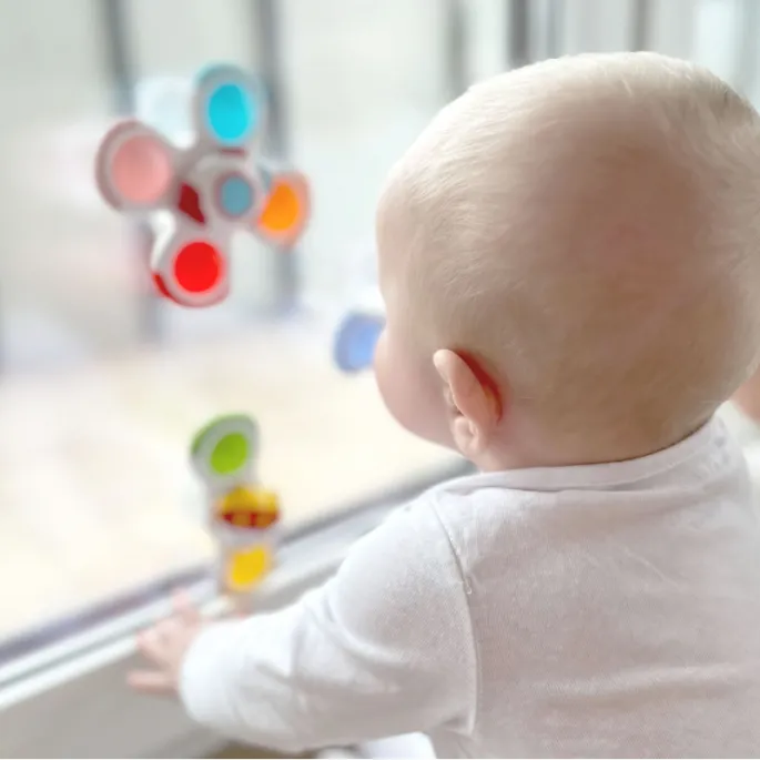 Kolorowy UFO spinner do zabawy w wodzie