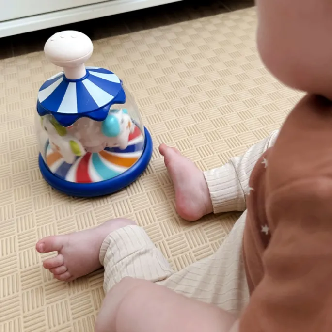 Dziecko bawi się Bączkiem Konikiem i uczy się koordynacji