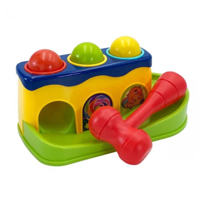 Radosna zabawa z toczącymi się kulkami i młoteczkiem