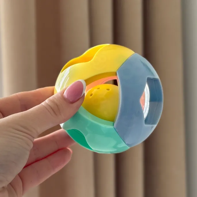 Grzechotka kula od WOOPIE - idealna do nauki raczkowania.