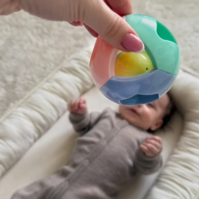 Bezpieczne materiały grzechotki do zabawy dla najmłodszych.