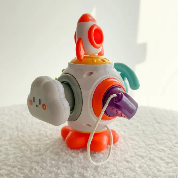 Edukacyjna zabawka sensoryczna z sześcioma aktywnościami.