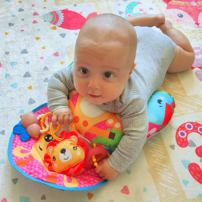 Wielofunkcyjna mata edukacyjna z grzechotkami i gryzakami