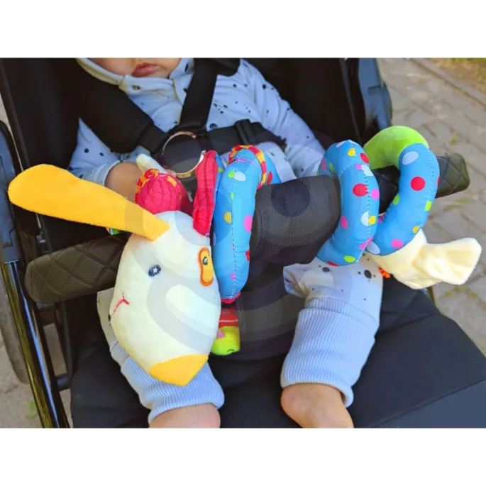 Zabawkowa spirala do łóżeczka - piesek rozwijający zmysły.