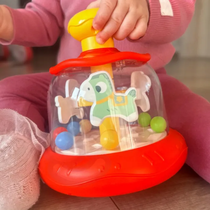 Karuzela z konikami wspierająca rozwój sensoryczny